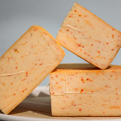 BRÂNZĂ MATURATĂ DE VACĂ CU ARDEI IUTE